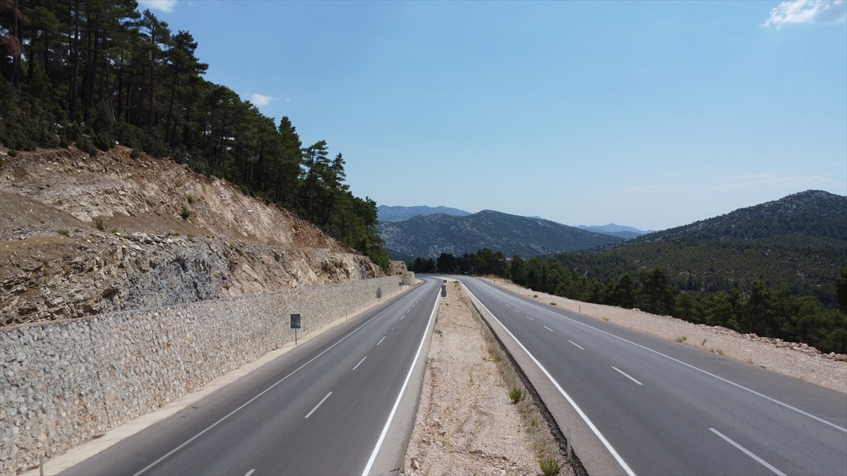 Antalya-Konya kara yolu çalışma nedeniyle ulaşıma kapatıldı