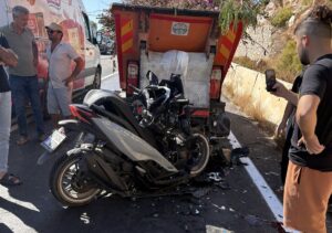 ANTALYA (AA) – Antalya'nın Kaş ilçesinde atık toplama aracıyla çarpışan