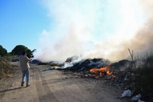 ANTALYA (AA) – Antalya'nın Aksu ilçesinde çöp ve molozların bulunduğu