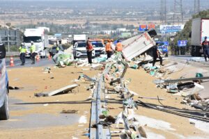 ANTALYA (AA) – Antalya'nın Döşemealtı ilçesinde devrilen çim tohumu yüklü