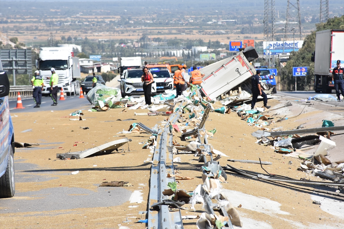 Antalya'da devrilen tohum yüklü tırın sürücüsü öldü