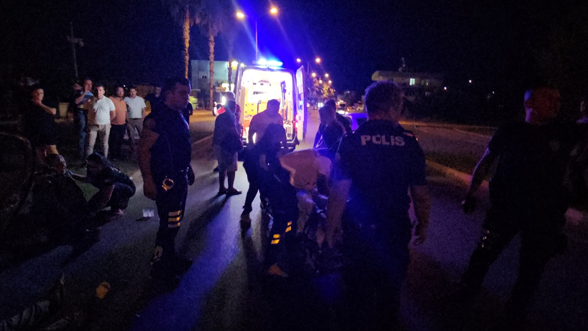 Antalya'da iki otomobilin çarpıştığı kazada 5 kişi yaralandı