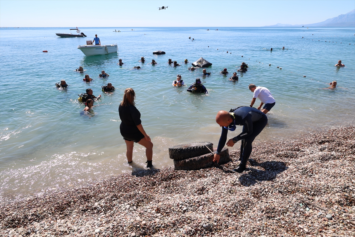 Antalya'da kıyı ve deniz dibi temizliği yapıldı