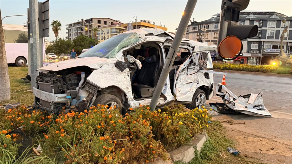 Antalya'da midibüs ile hafif ticari aracın çarpıştığı kazada 6 kişi yaralandı