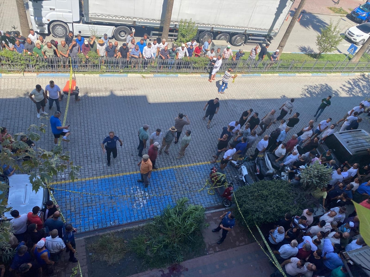 Antalya'da silahlı saldırıya uğrayan kişi yaralandı
