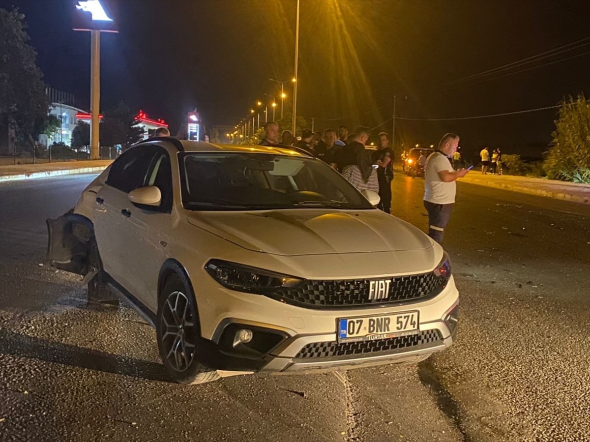 Antalya'da üç aracın çarpıştığı kazada 5 kişi yaralandı