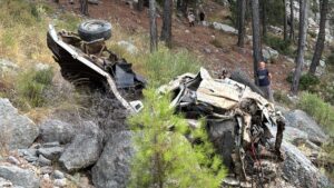 ANTALYA (AA) – Antalya'nın Serik ilçesinde uçuruma yuvarlanan kamyonetin sürücüsü