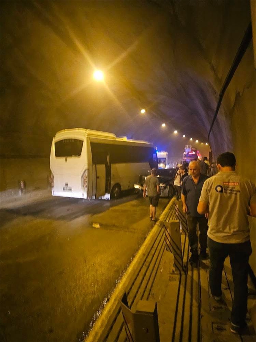 Antalya'da zincirleme trafik kazasında 10 kişi yaralandı