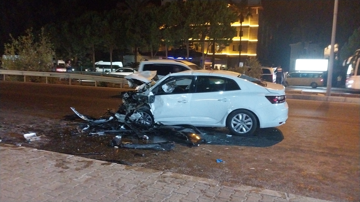 Antalya'daki trafik kazasında 2 kişi öldü, 2 kişi yaralandı