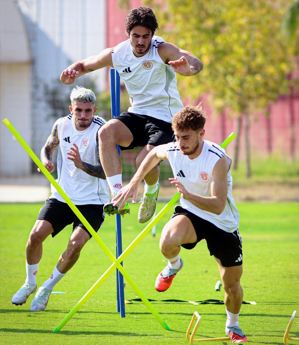 Antalyaspor, Süper Lig'de yarın Fenerbahçe'ye konuk olacak