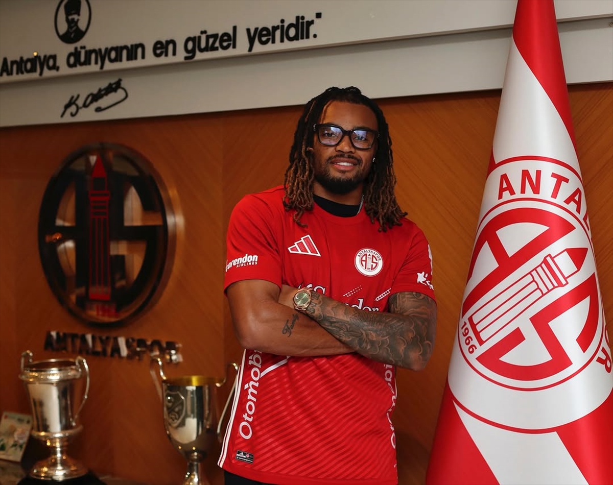 Antalyaspor, İsviçreli oyuncu Ballet'i transfer etti