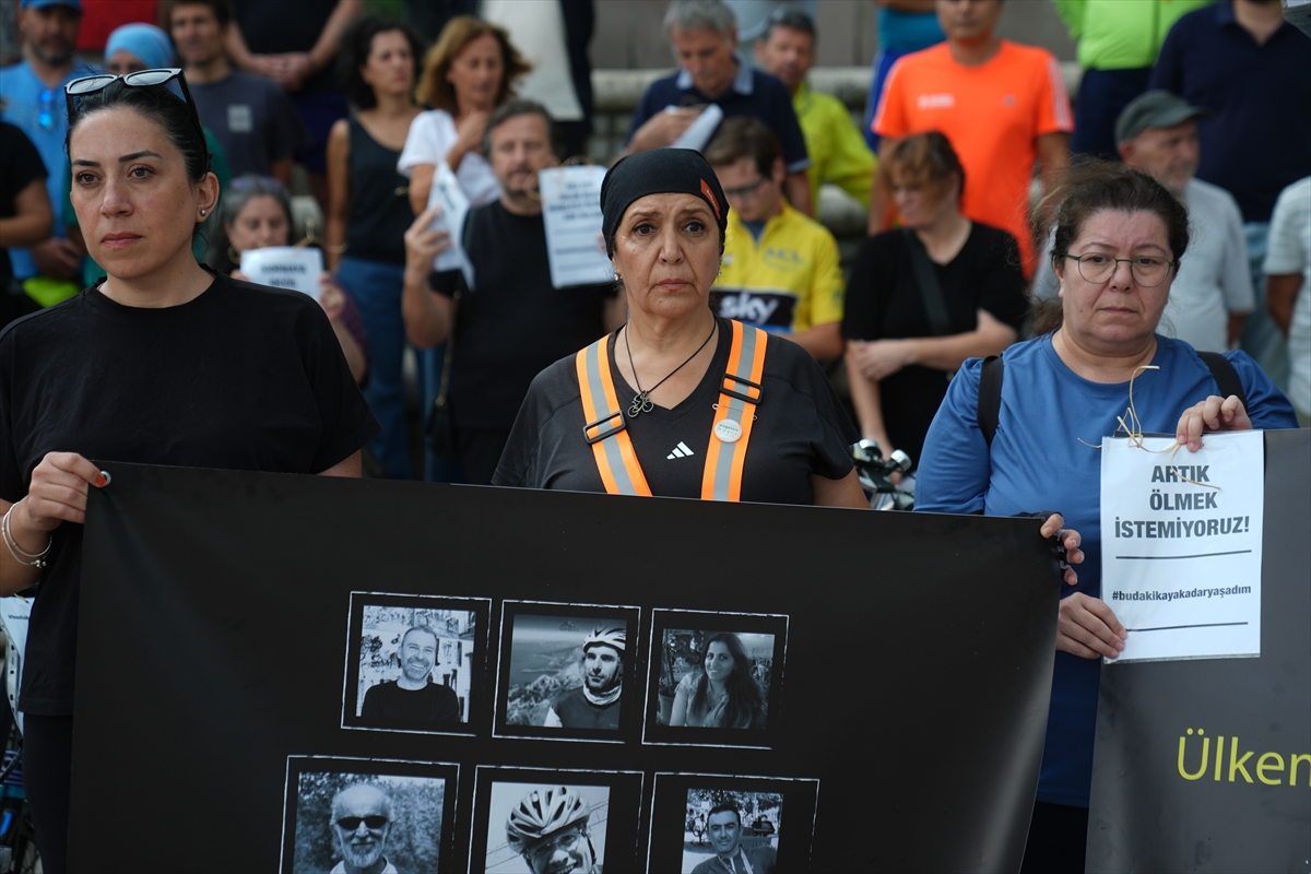 Araç çarpması sonucu ölen triatlet Berkan Kobal'ın arkadaşlarından protesto