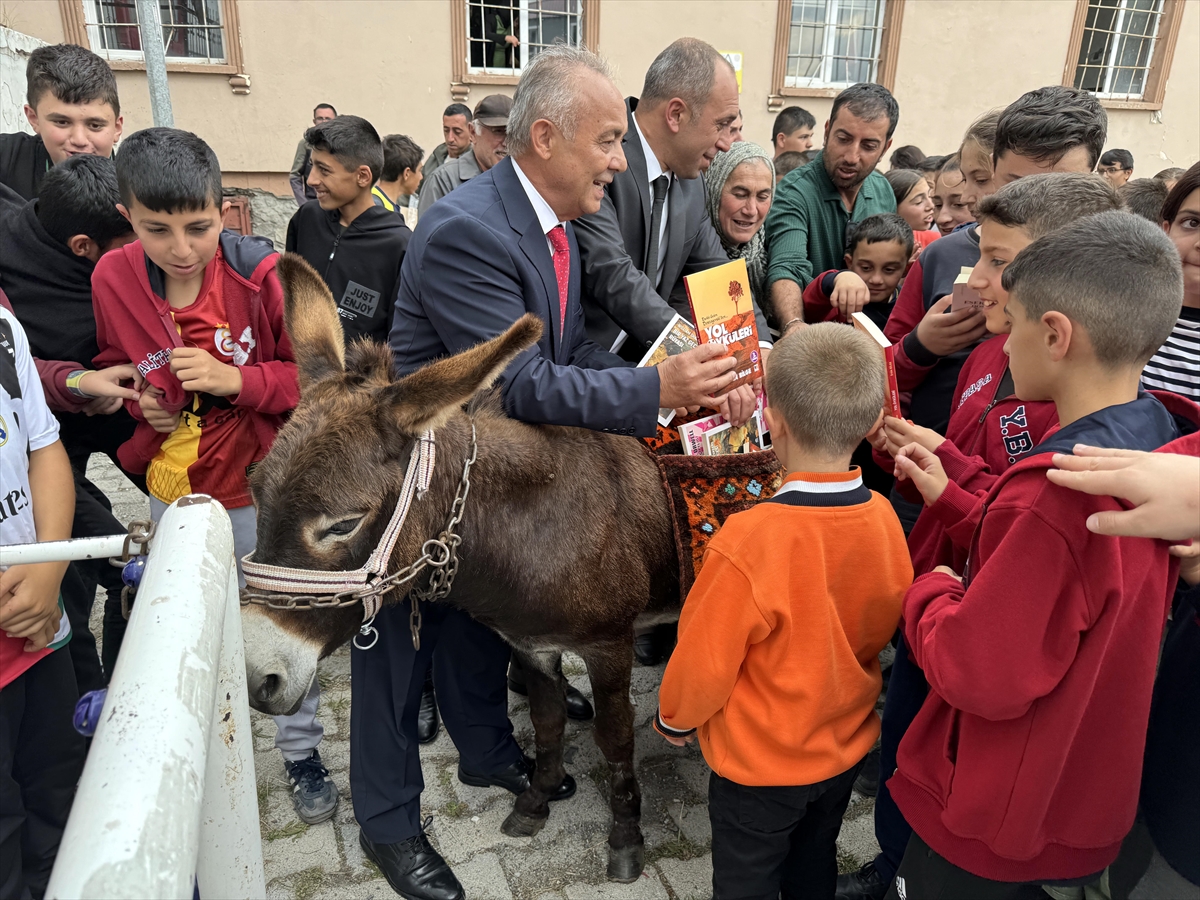 Ardahan'da bir gurbetçi eşekle dolaşıp öğrencilere kitap ve kırtasiye malzemesi dağıttı