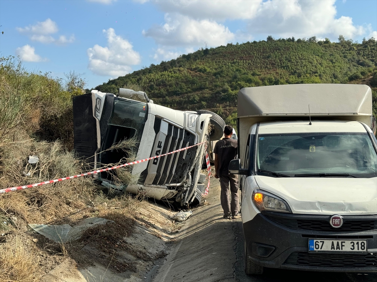 Arnavutköy'de devrilen hafriyat kamyonunun sürücüsü yaralandı