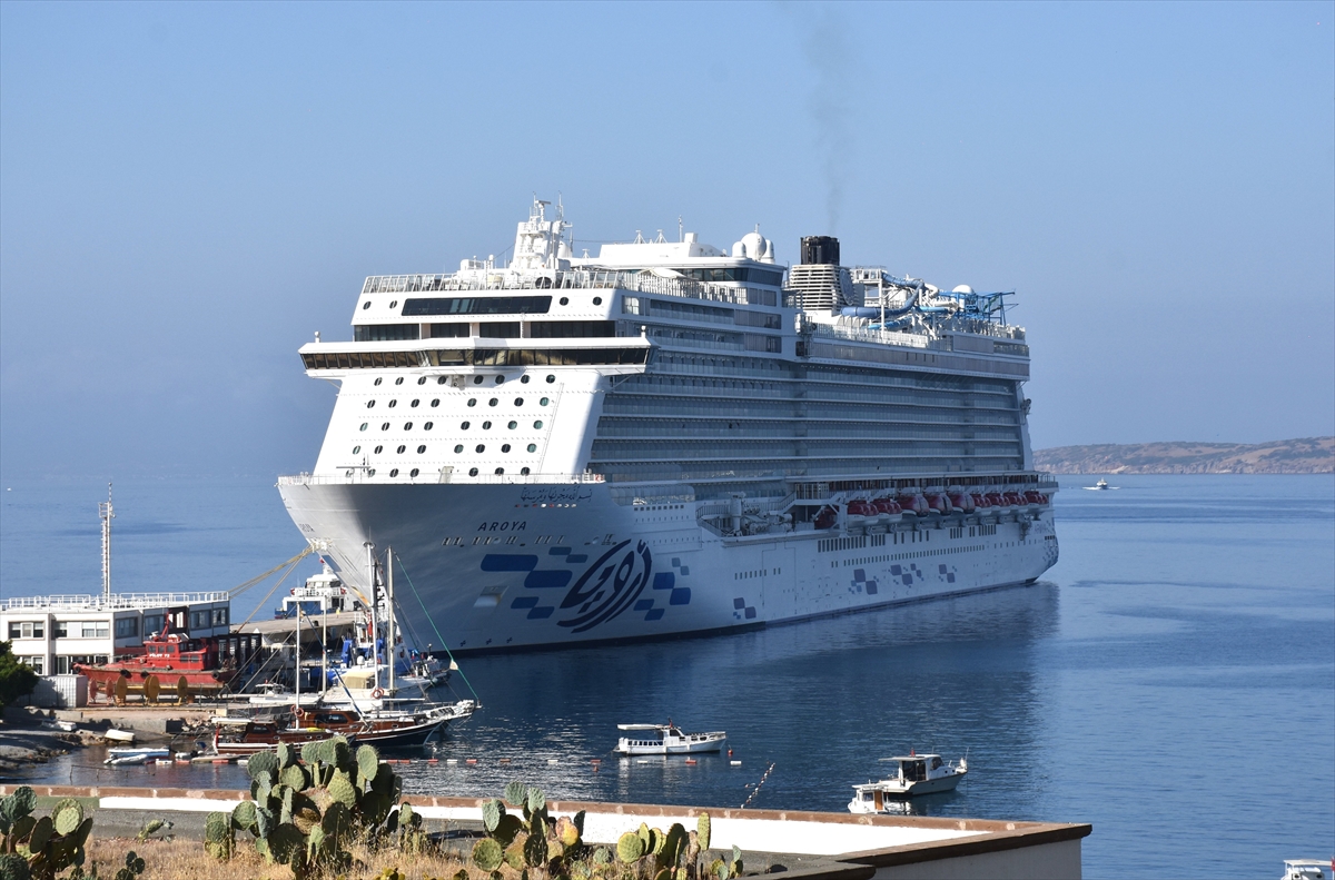 “Aroya” kruvaziyeri 2 bin 683 yolcusuyla Bodrum'a geldi