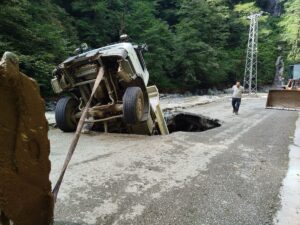 ARTVİN (AA) – Artvin'in Arhavi ilçesinde heyelan nedeniyle kapanan yolda