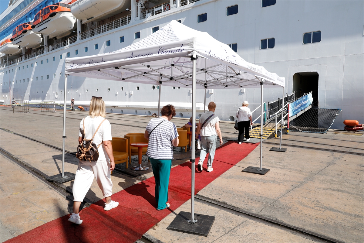 “Astoria Grande” kruvaziyeri Samsun Limanı'na demirledi
