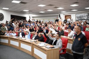 AYDIN (AA) – Aydın Büyükşehir Belediyesi meclis toplantısı, yaşanan tartışmalar