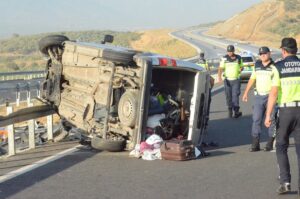 AYDIN (AA) – Aydın'ın Kuyucak ilçesinde kontrolden çıkan minibüsün bariyere