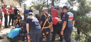 AYDIN (AA) – Aydın'ın Söke ilçesinde uçurumdan düşerek yaralanan arıcı,