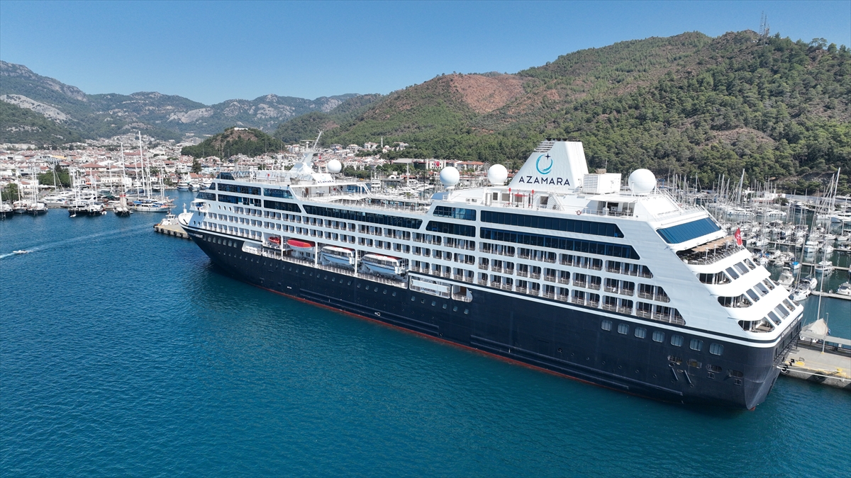 “Azamara Pursuit” kruvaziyeri 680 yolcusuyla Marmaris'e geldi