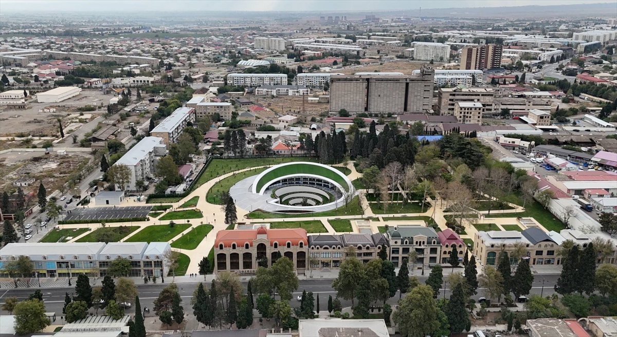Azerbaycan, Gence'de Ermenistan'ın saldırısına hedef olan sivil alana anıt park inşa etti