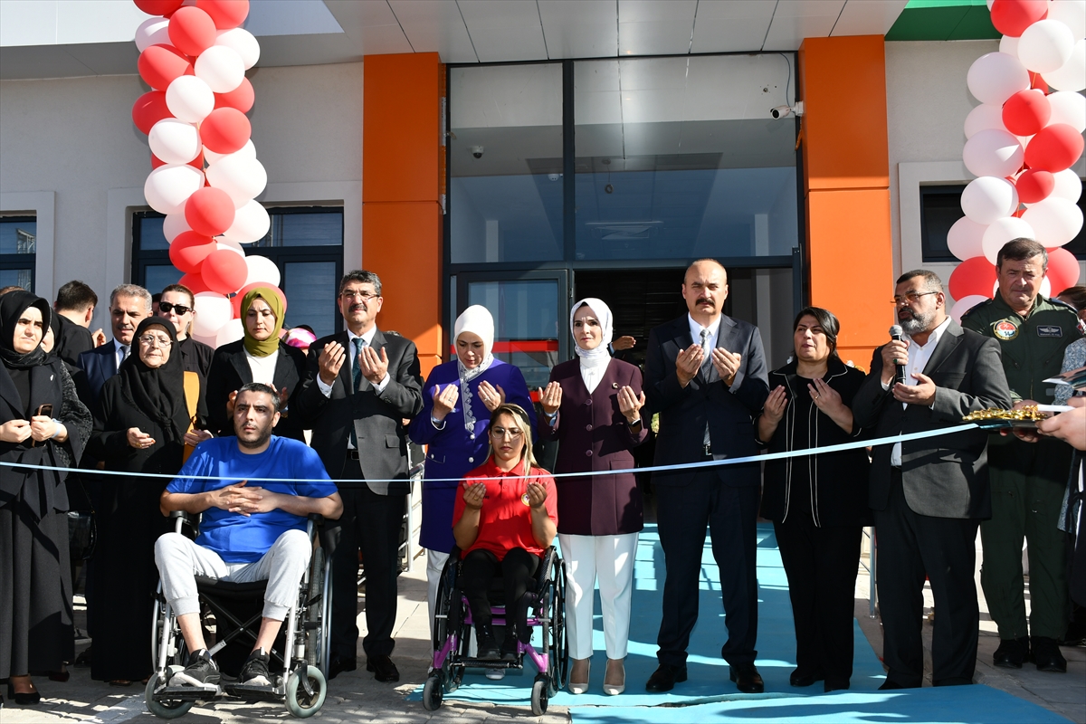 Bakan Göktaş, Batman'da Engelli Aktif Yaşam Merkezi'nin açılışında konuştu:
