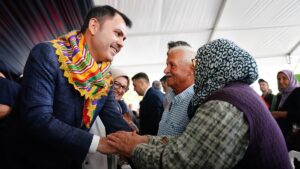 - "Söz verdiğimiz gibi depremden 1 ay sonra yeni yuvalarımızın