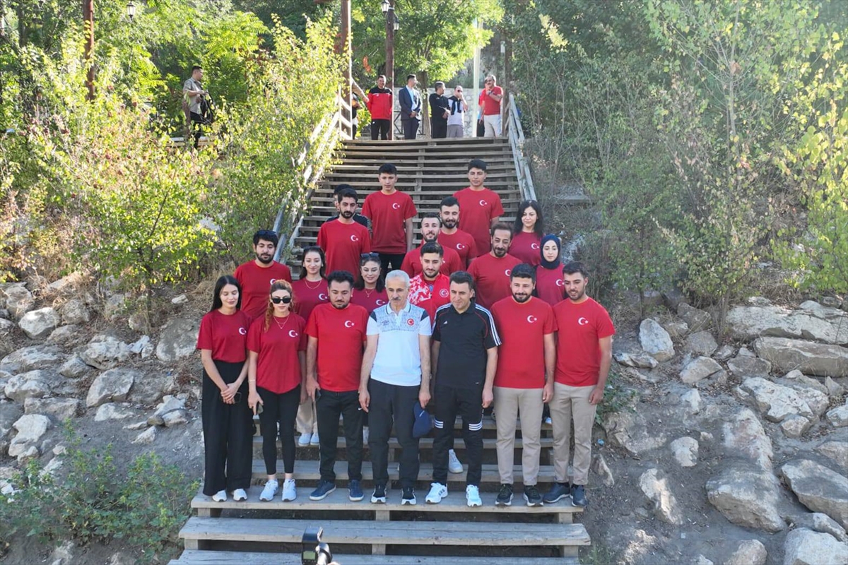 Bakan Uraloğlu, Tunceli'deki Mameki Parkı'nda gençlerle yürüyüş yaptı