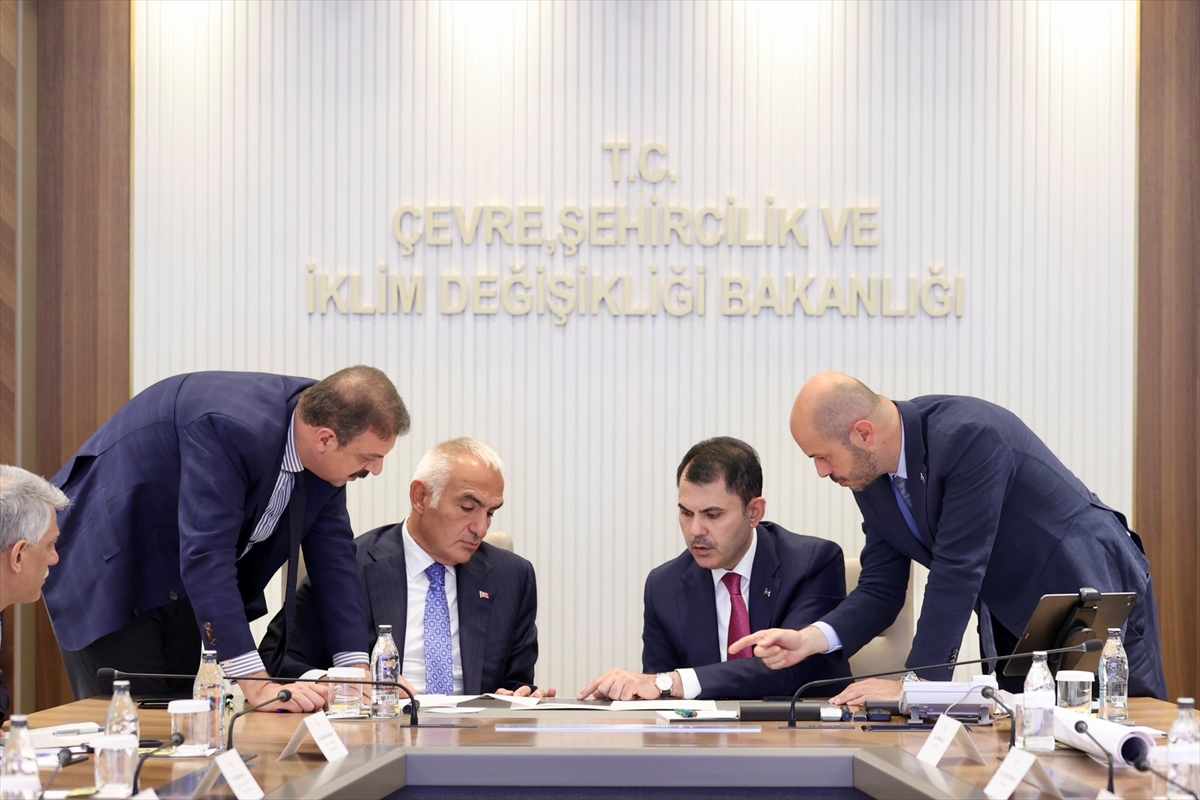 Bakanlar Kurum ve Ersoy deprem bölgesindeki tarihi yapıların restorasyonu için bir araya geldi