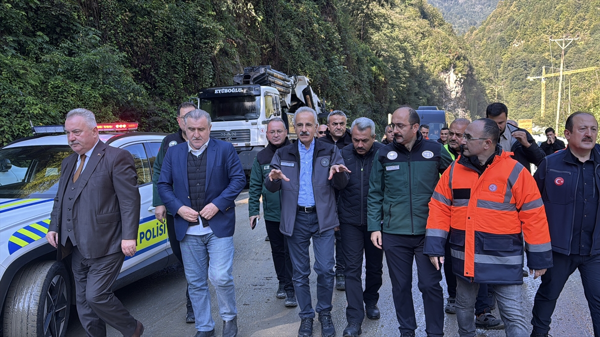 Bakanlar Uraloğlu ve Bak, Çamlıhemşin-Ayder Yaylası yolunda devam eden çalışmaları inceledi