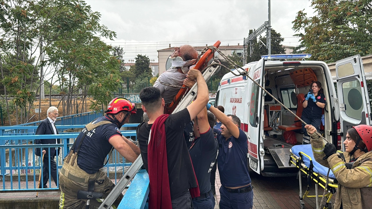 Bakırköy'de su kanalına düşerek yaralanan kişi kurtarıldı