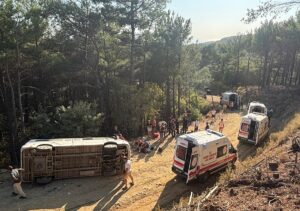 BALIKESİR (AA) – Balıkesir'in Edremit ilçesinde, tur minibüsünün devrilmesi sonucu