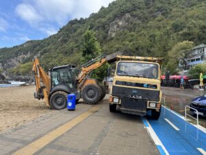 BARTIN (AA) – Bartın'da ırmağın denize sürüklediği atıklar, İnkumu sahilinde