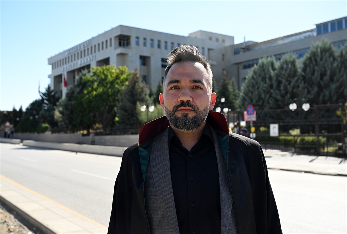 Başkentte bir taksicinin trafikte tartıştığı kişilerce darbedilmesi araç içi kamerasında