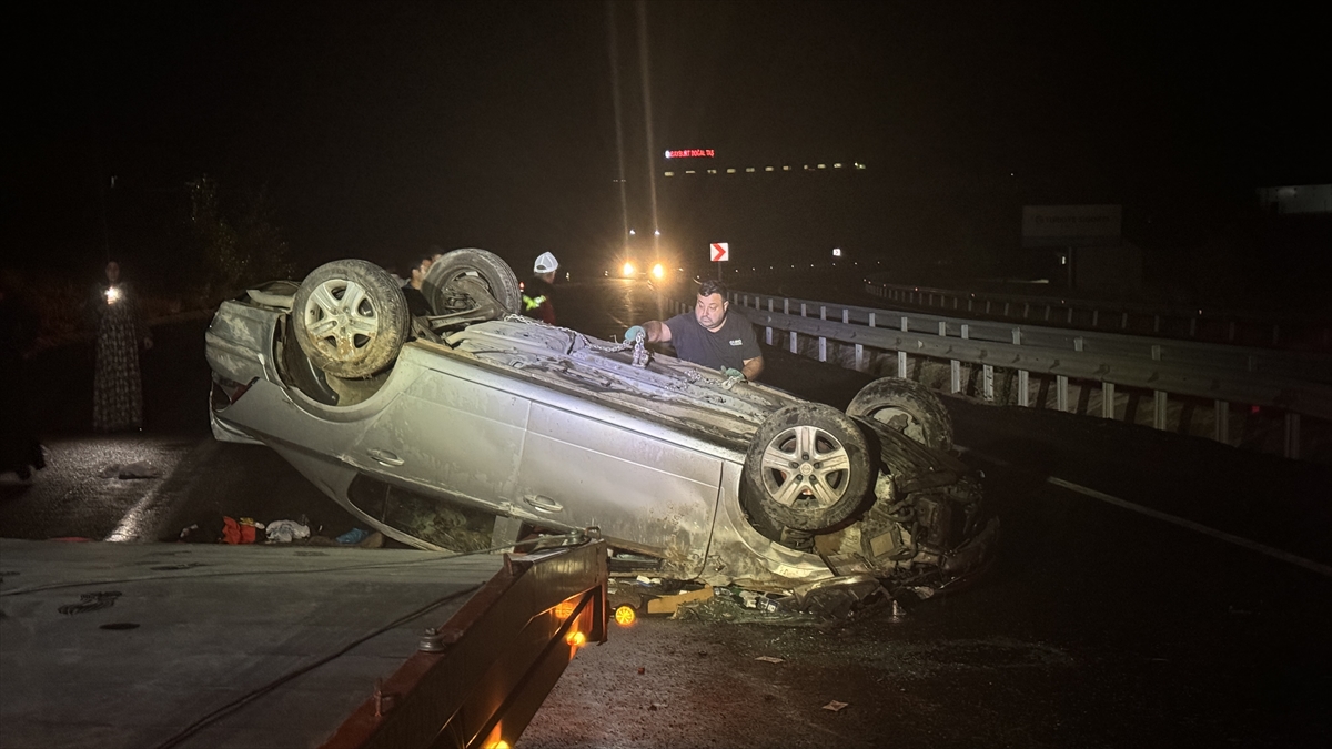 Bayburt'ta refüje çarpıp devrilen otomobildeki 6 kişi yaralandı
