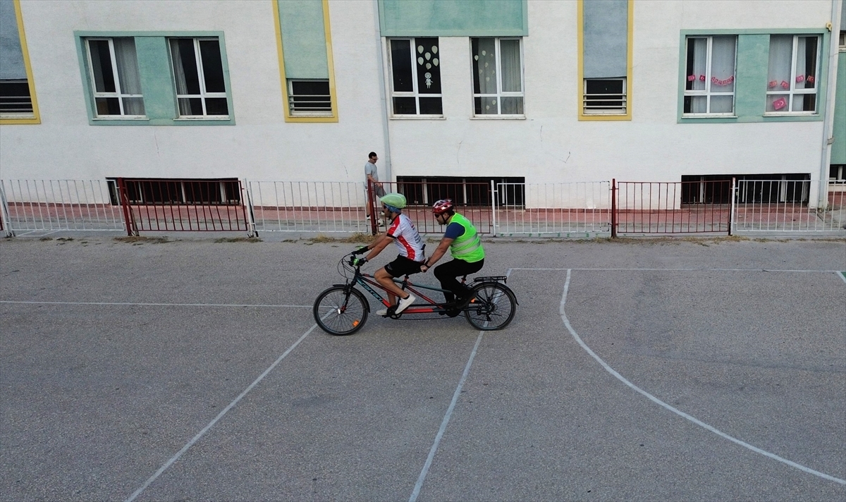 Bilecik'te görme engelliler kılavuz sürücü eşliğinde pedal çevirdi