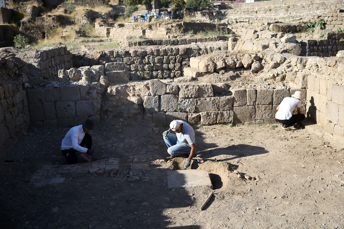 Bitlis Kalesi'ndeki kazılarda ana giriş kapısına ait olduğu değerlendirilen anahtar bulundu
