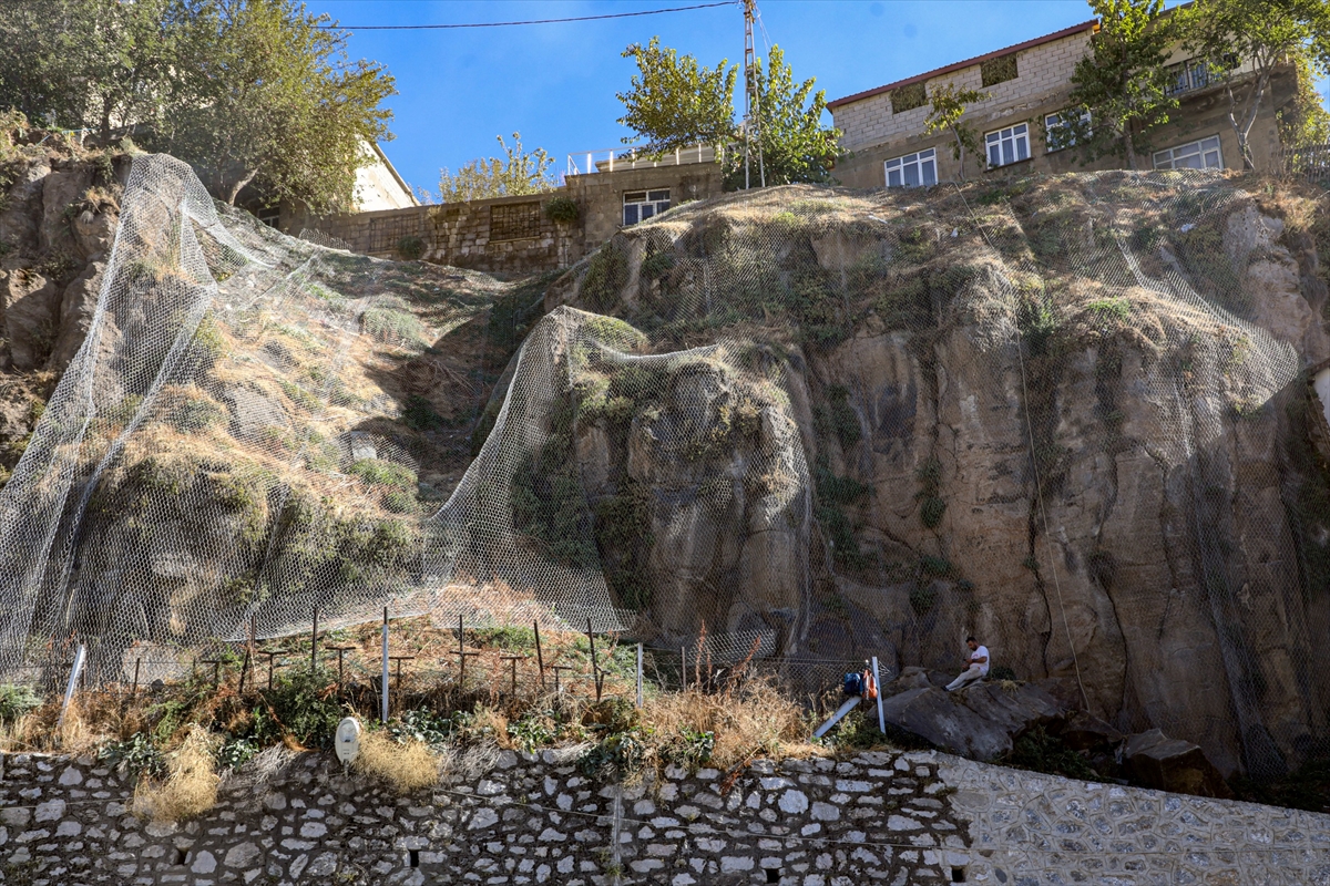 Bitlis'te bazı yollara kaya düşme riskine karşı çelik ağlarla önlem alındı
