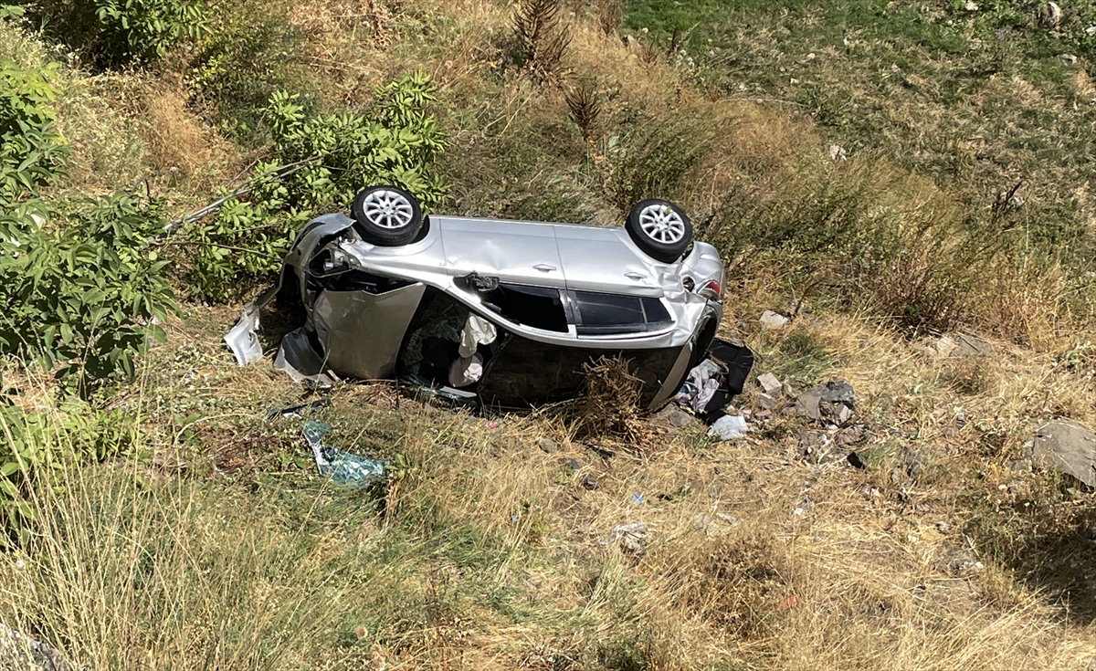 Bitlis'te şarampole devrilen otomobildeki 2 kişi yaralandı