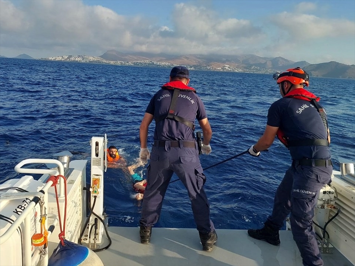 Bodrum açıklarında yüzerek yurt dışına geçmeye çalışan 5 düzensiz göçmen yakalandı