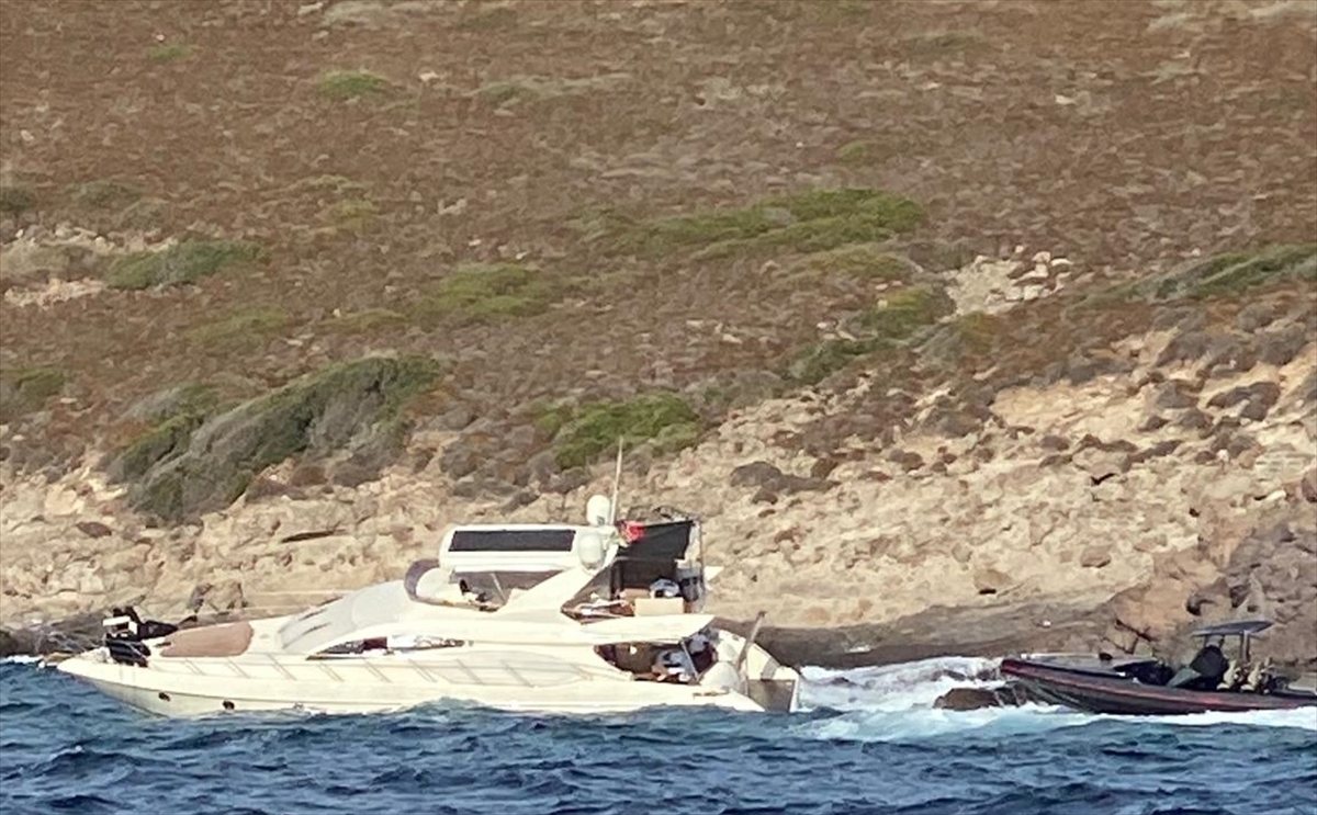 Bodrum'da kayalıklara çarpan motoryattaki 2 kişi kurtarıldı