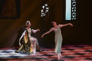 - Yaklaşık 350 dansçı, müzisyen ve teknik ekipten oluşan Bolşoy