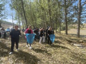 BOLU (AA) – Bolu'da Dünya Temizlik Günü dolayısıyla gönüllülerin katılımıyla