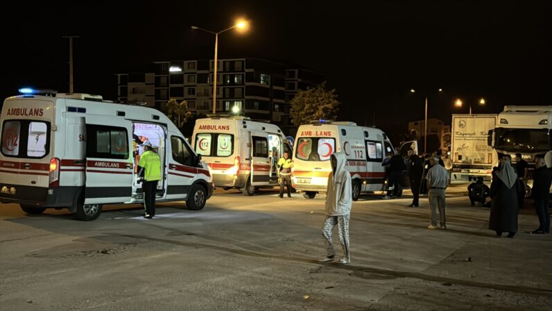 Bolu'da park halindeki 3 araca çarpan otomobildeki 4 kişi ağır yaralandı