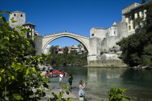 - Tarihi dokusuyla ziyaretçilerini geçmişte yolculuğa götüren kentin ortasından geçen,