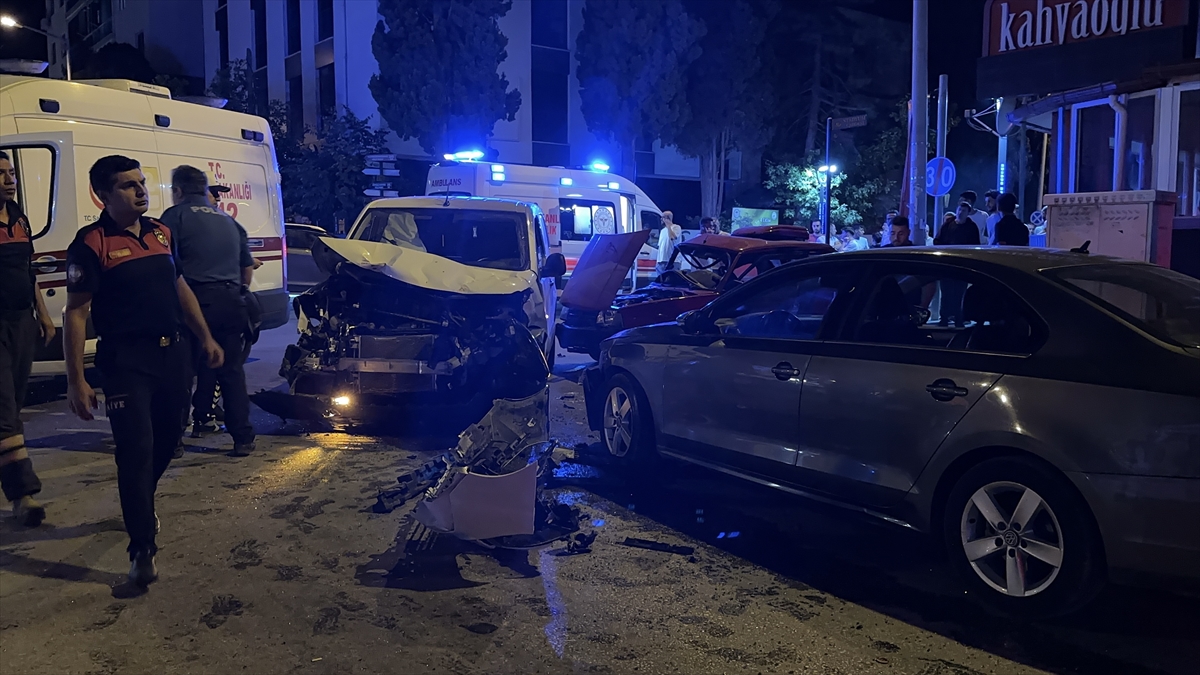 Burdur'da 3 aracın karıştığı kazada 1 kişi öldü,  4 kişi yaralandı