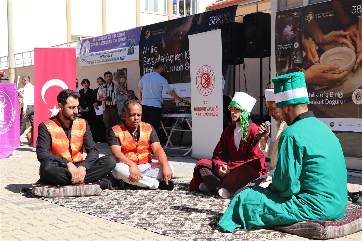 Burdur'da 54 yıllık berbere “Yılın Ahisi” ödülü verildi