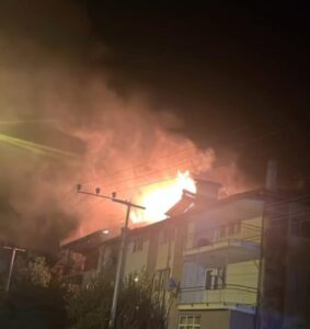 BURDUR (AA) – Burdur'un Gölhisar ilçesinde, bir apartmanın çatısında başlayan