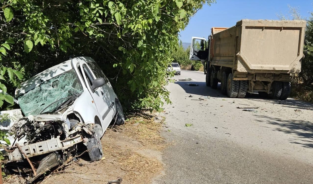 Burdur'da hafif ticari araç ile kamyonun çarpıştığı kazada 1 kişi öldü, 1 kişi yaralandı